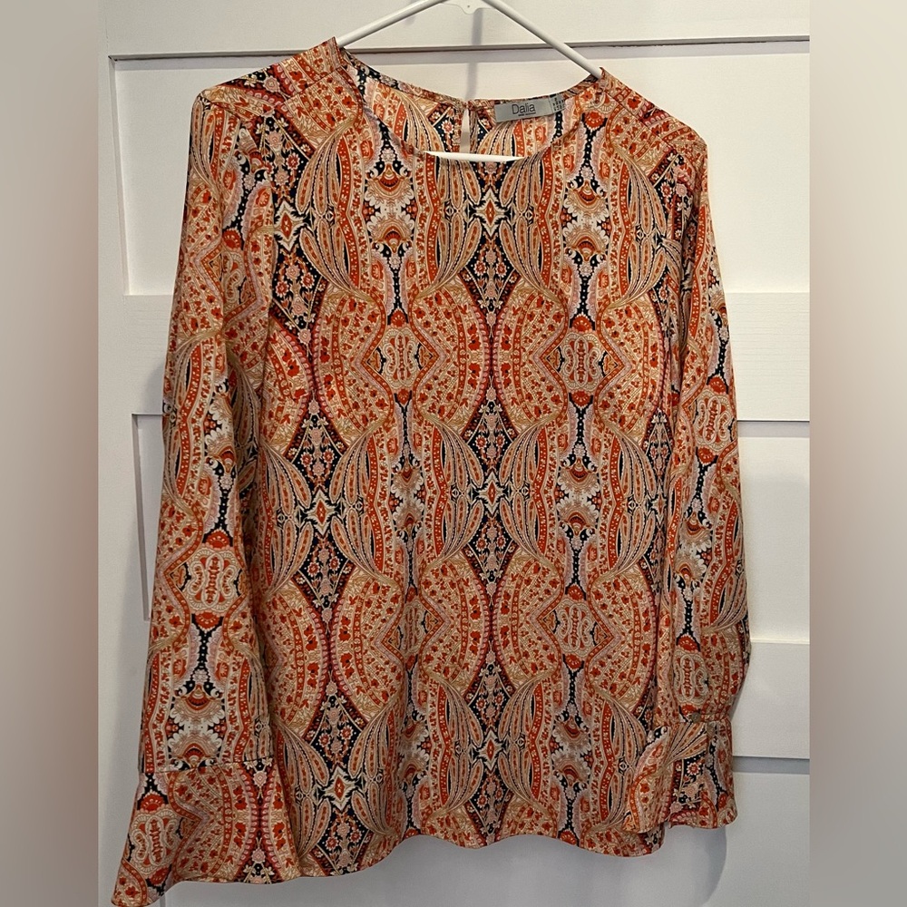 Light weight long sleeve top bell cuffs